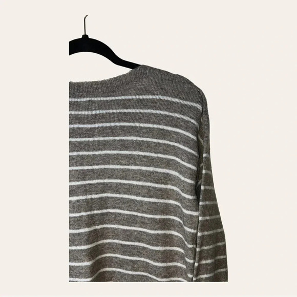 0120W. ABERCROMBIE AND FITCH LONG SLEEVE‎ SWEATER WITH POCKETS SIZE SMALL - Picture 11 of 13